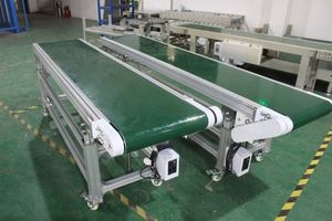 Flat belt conveyor line without retaining edge