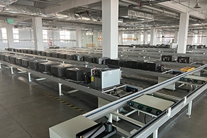 Car refrigerator equipped with double speed chain conveyor