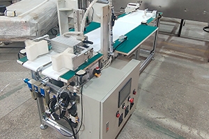 Automatic flipping water injection conveyor