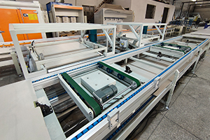 Production line with vibrating double speed chain